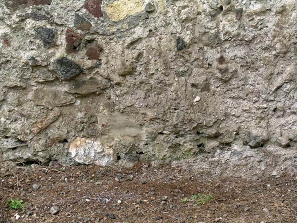 V.32 Herculaneum. May 2005. Detail from south wall of shop-room. Photo courtesy of Nicolas Monteix.